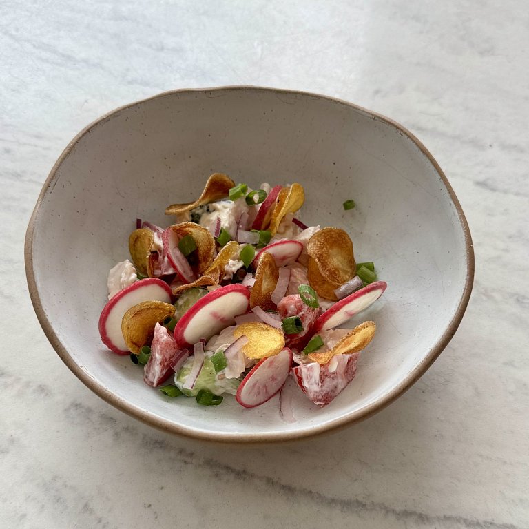 Л Салат по-деревенски с копчёной курицей 